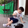 Yavru kedicik ile eğleniyorum Muhammet Emin eğlenceli çocuk videosu