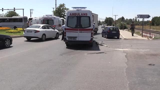 Ambulans ile Kamyonet Çarpıştı: 5 Yaralı