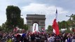 En attendant le bus des Bleus, les supporters chantent la Marseillaise sur les Champs-Elysées - Vidéo