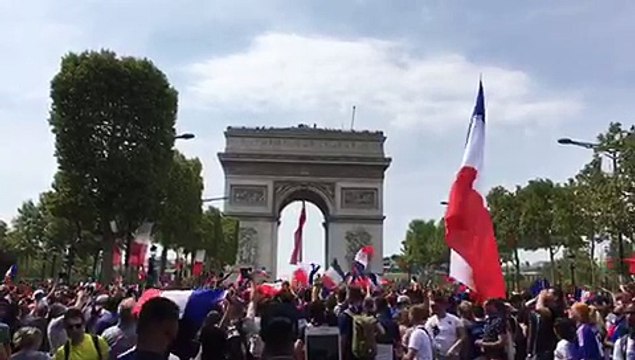 En attendant le bus des Bleus, les supporters chantent la Marseillaise sur les Champs-Elysées - Vidéo