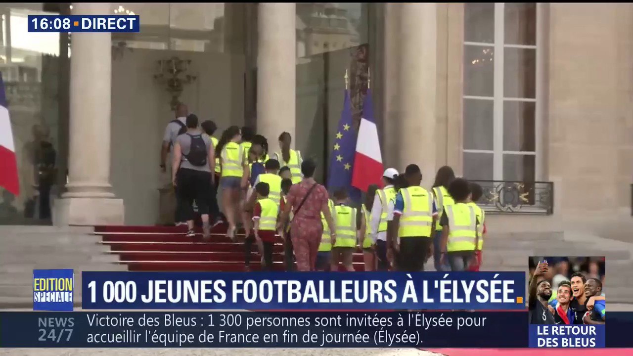 1000 jeunes footballeurs sont en train d'arriver à l'Élysée