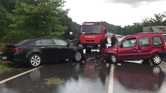 Otomobil ile Hafif Ticari Araç Çarpıştı: 4 Yaralı - Kocaeli