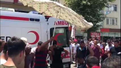 Trafik Kazasında Yaralanan Kadını Plaj Şemsiyesiyle Korudular