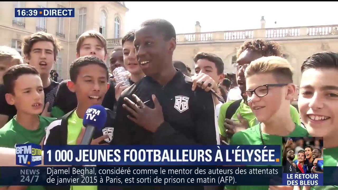Des jeunes footballeurs reçus à l'Élysée chantent "La Marseillaise"