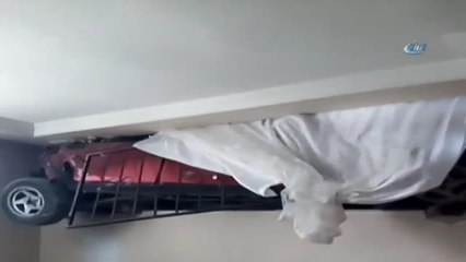 İzmir'de Bir Garip Kaza...sürüklenen Otomobil Evin Odasına Daldı