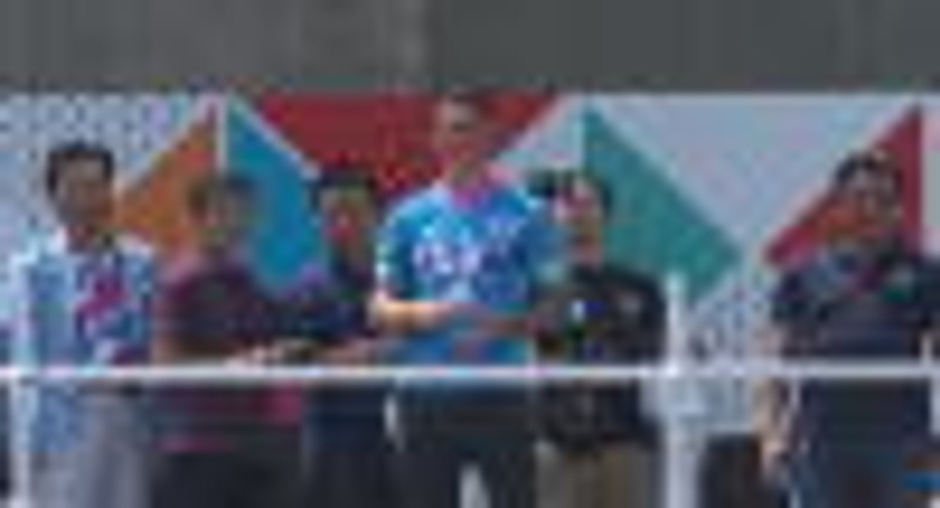 VIRAL: Football: Sagan Tosu show off new signing Torres