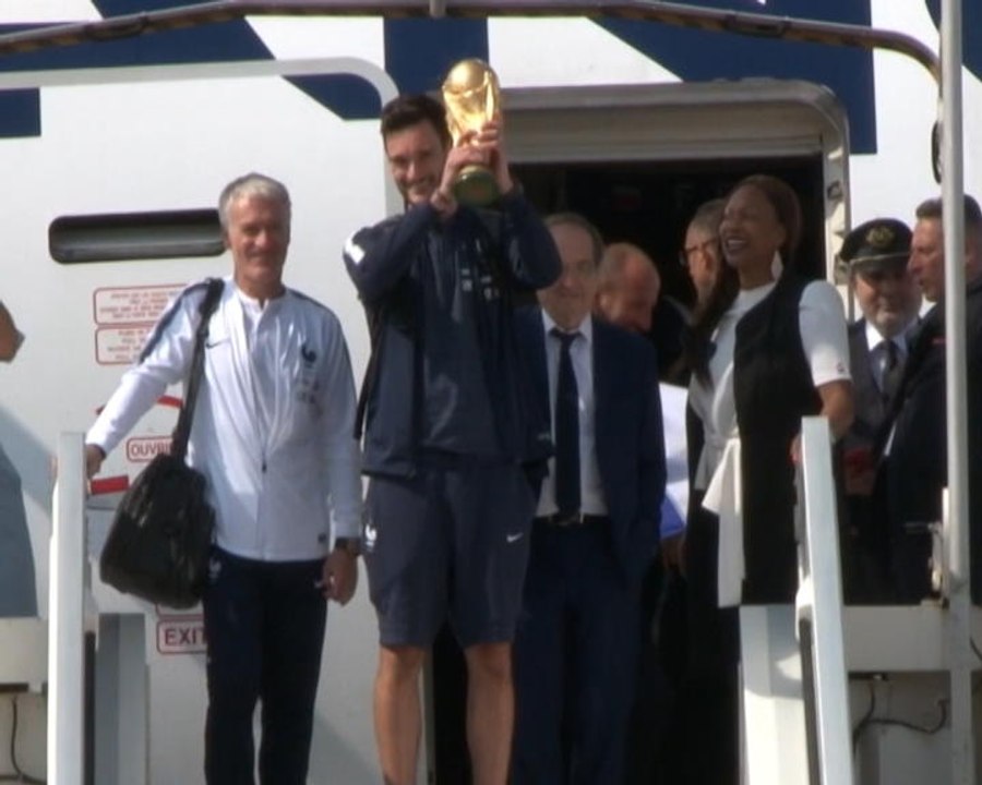 Lloris shows off World Cup trophy after landing in Paris