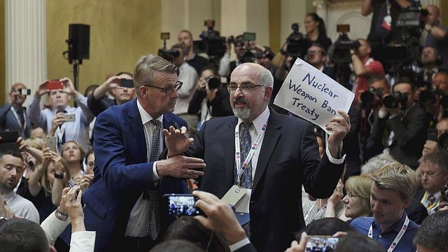 Американский журналист силой выведен с пресс-конференции