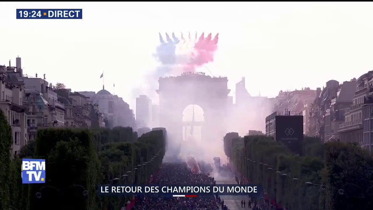 La patrouille de France survole les Champs-Élysées pour accompagner les Bleus