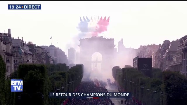 La patrouille de France survole les Champs-Élysées pour accompagner les Bleus