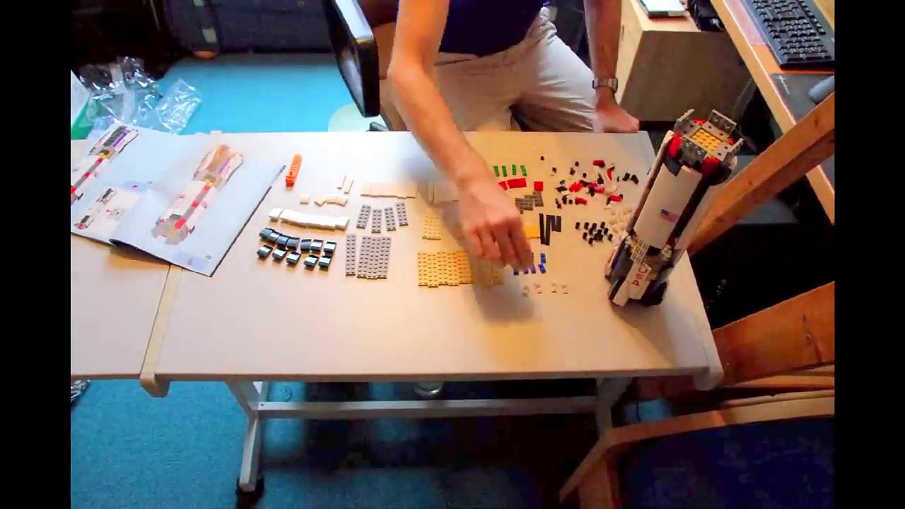 5.5h time lapse build of the 1969 pieces LEGO NASA Apollo Saturn V