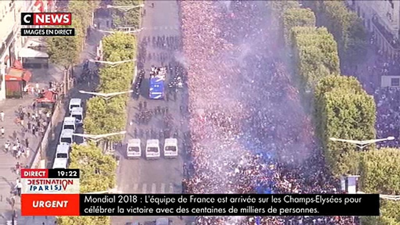 Revoir la descente des Champs Elysées par les Bleus, un moment historique partagé par des dizaines de milliers de Français