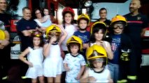 Noticia | La niña de ocho años que fue rescatada de un octavo piso visita a los bomberos