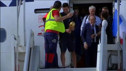 La selección francesa aterriza en París con la copa del mundo 16/7/2018
