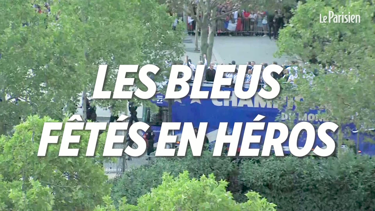 Regardez la descente triomphale des Bleus sur les Champs-Elysées
