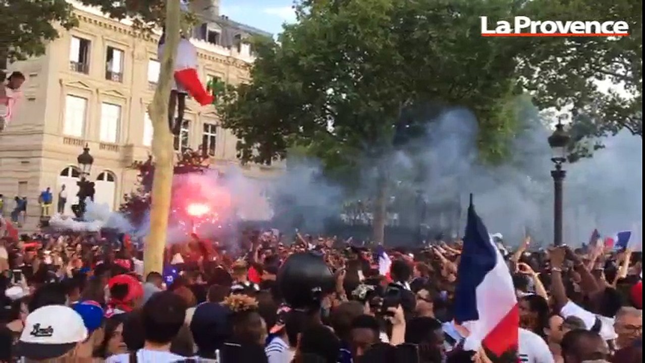Les Bleus champions du monde : des supporters heureux de voir leurs héros sur les Champs-Élysées
