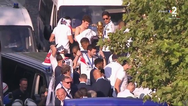 REPLAY. Revivez l'intégralité du défilé des Bleus en vidéo, comme si vous étiez aux Champs-Elysées