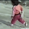 Üstüne kedi yapışan çaresiz Çinli çocuk