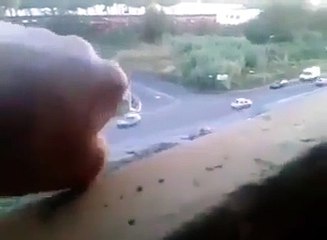 Balkonda arabaları pacman stili yutup çıkaran japon adam