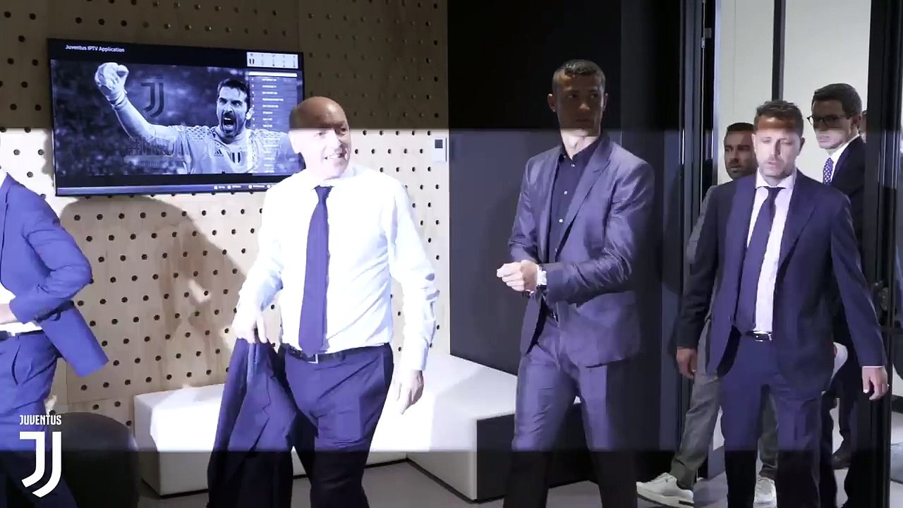 Cristiano Ronaldo meets his Juventus teammates for the first time!