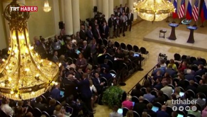 Trump-Putin zirvesini protesto eden gazeteci yaka paça atıldı