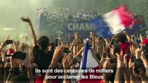 Foule en délire sur les Champs Elysées pour accueillir les Bleus