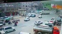 #المشهد_اليمني:شاهد بالفيديو..شاحنة مركونة تهرول في الشارع العام بإب وتقتل وتصيب العشرات؟