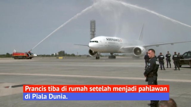 Lloris Tunjukan Trofi Piala Dunia Setelah Mendarat di Paris