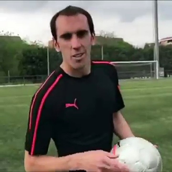 Este es el #OneTag challenge. Elegí tu objetivo, patea, acertá y le toca #OneTag a una nueva persona.  Antoine Griezmann te toca! This is the #OneTag challeng