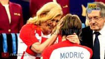 الرئيسة الحسناء الكرواتيا تنهال بالبكاء وتعنق مودريتش بعد الخسارة امام فرنسا في موقف أبكى العالم