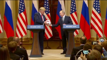 Putin Berikan Bola Piala Dunia Kepada Trump