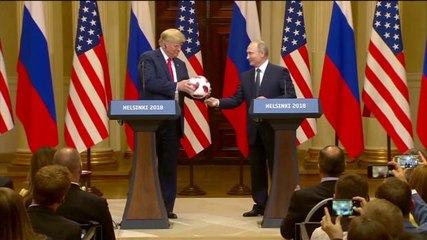 Putin Berikan Bola Piala Dunia Kepada Trump