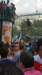 Quand des supporters veulent monter sur une colonne Morris