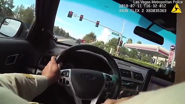 Un policier tire à travers son pare-brise pendant une poursuite