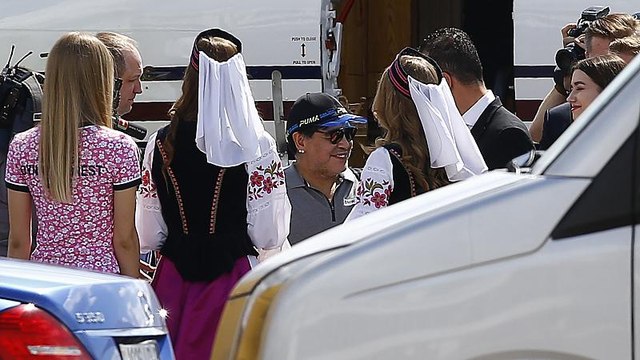 استقبال حافل لمارادونا لدى وصوله لتولي رئاسة نادي بيلاروسي مغمور