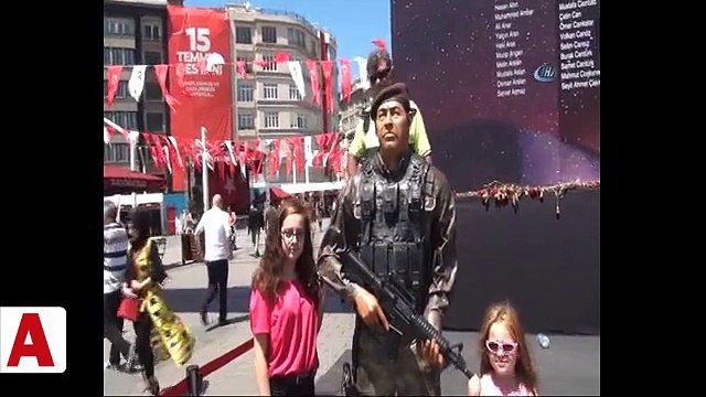 Polis memuru şehit Ömer Halisdemir�in maketinin elini öptü