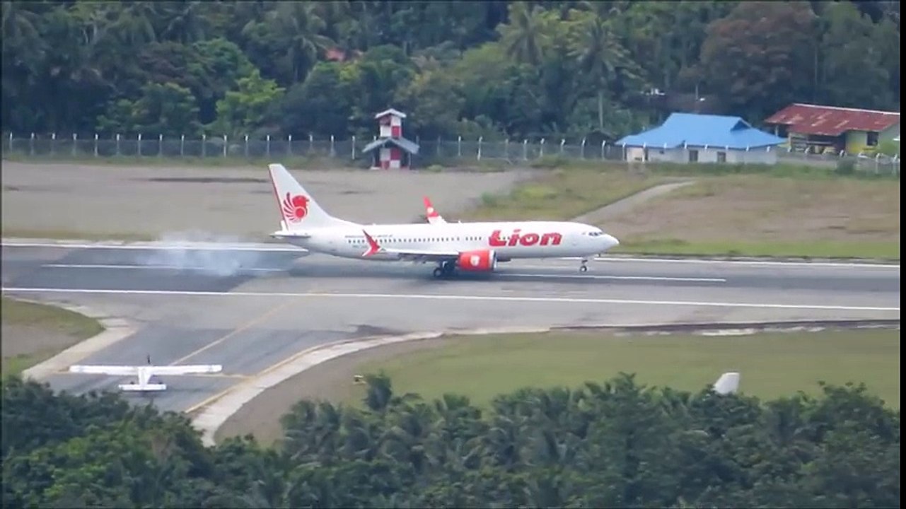 Boeing_737_Max_8_Pesawat_Lion_Air_Landing_di_Bandara_Sentani_Kota_Jayapura_Papua