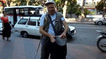 Görme Engelli Vatandaş Darbuka Çalıp Türkü Söyleyerek Hayatını Kazanıyor