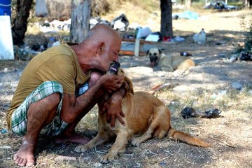 12 yıldır sokak köpekleriyle yaşayan Duran Gökçen: Bu köpekler benim babam, annem, kardeşim...