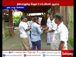 Télécharger la video: Vellore MP Senguttuvan, Dindigul MP Udayakumar meets TTV Dinakaran