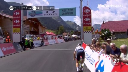 La Course by le Tour : Cecilie Uttrup Ludwig passe en tête du Col du Romme !