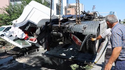 Kontrolden çıkan Tır araçların üzerine devrildi: 2 yaralı