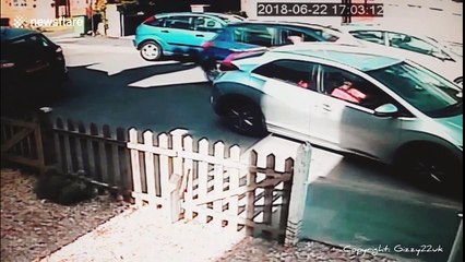 Man and woman take 8 minutes to manoeuvre car into parking space before giving up