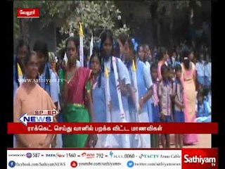 வேலூரில் ராக்கெட் செய்து வானில் பறக்க விட்டு அப்துல்கலாமின் பிறந்த நாளை பள்ளி மாணவிகள் கொண்டாடினர்