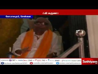 பிரதமர் மோடியுடனான சந்திப்புக்கு பின்னர் திமுக தலைவர் கருணாநிதி தொண்டர்களை நோக்கி கையசைத்தார்