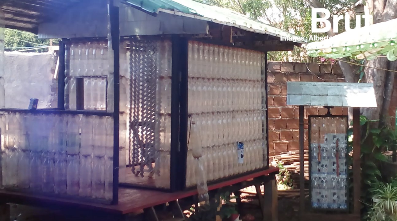 Argentine : une maison construite avec 24 000 b...