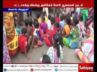 சிவகாசியில் பட்டாசு ஆலைகளை திறக்க வலியுறுத்தி தொழிலாளர்கள் சாலை மறியல் போராட்டத்தில் ஈடுபட்டனர்