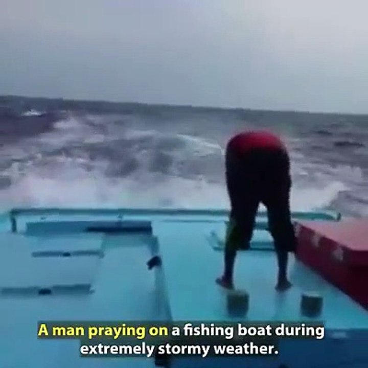 Il défie les énormes vagues pour faire sa prière en pleine mer