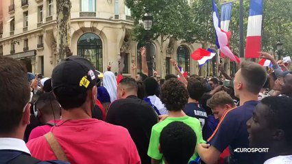 Un vague sosie de Giroud acclamé au son de "Il a pas marqué, il a pas marqué" sur les Champs-Elysées