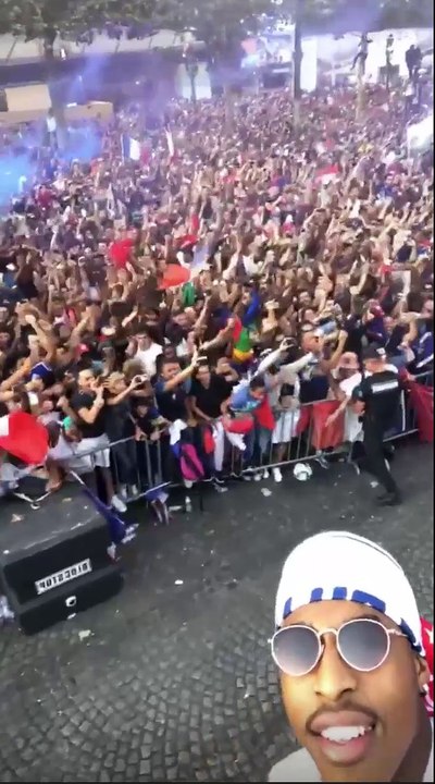 Presnel Kimpembe immortalise la descente des Bleus sur les Champs-Élysées lundi 16 juillet 2018